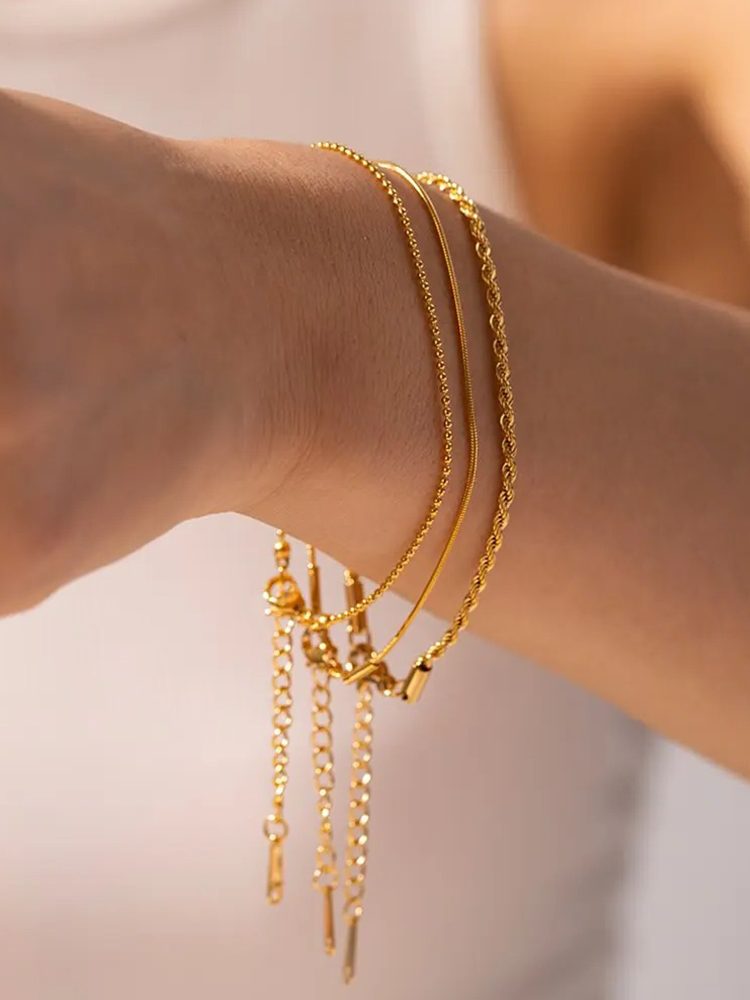 https://cdn.shopify.com/s/files/1/0768/1006/0099/files/CALORA_3-Laagse-Armbanden-Set-Goud-voor-Stijlvolle-Looks-Armbanden-1.png?v=1755439854